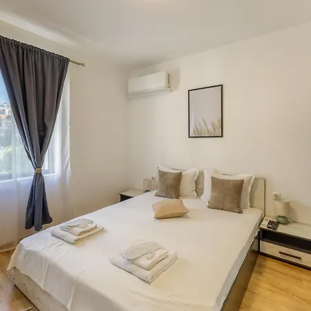 Апартамент Modern 2br Flat With Parking For 4m Cars