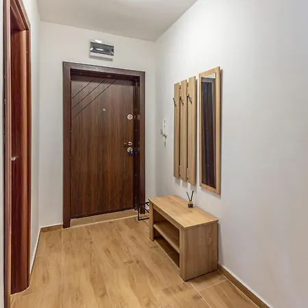 Modern 2br Flat With Parking For 4m Cars Апартамент