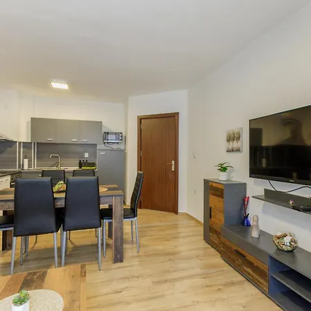 Апартамент Modern 2br Flat With Parking For 4m Cars Варна