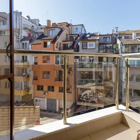 Апартамент Modern 2br Flat With Parking For 4m Cars